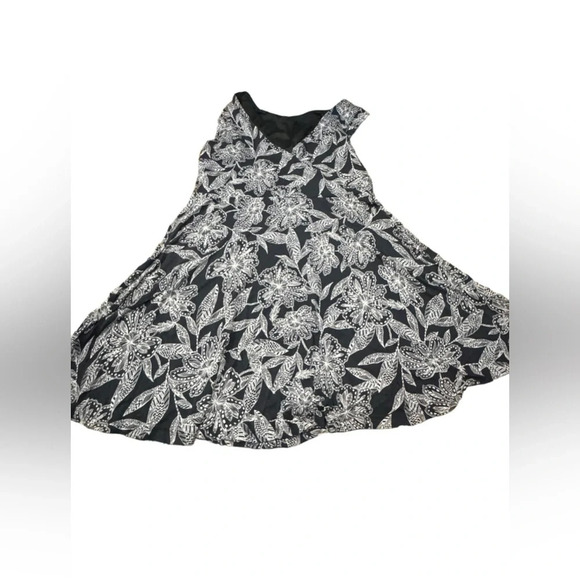 LOFT Dresses & Skirts - EUC Loft skater dress floral wedding guest black white Large
